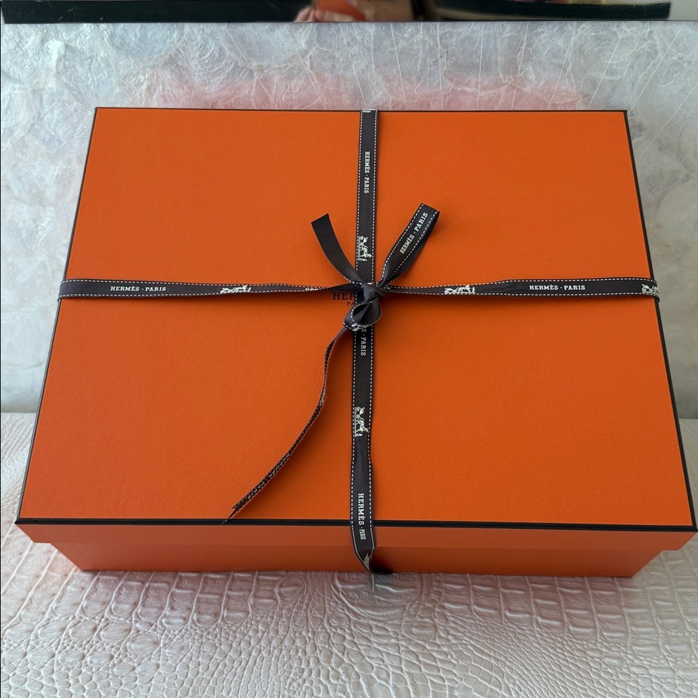 Hermes Large storage , Evelyne, Bolide, Sweater, sneakers, shoes box.like new